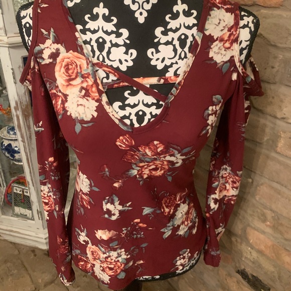 Rue 21 super cute floral red shirt, - Picture 2 of 8